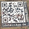 Halmstad Granit aus Schweden mit QR-Code und Schrift für den Pflasterbelag in der Altstadt von © Stadt Idstein